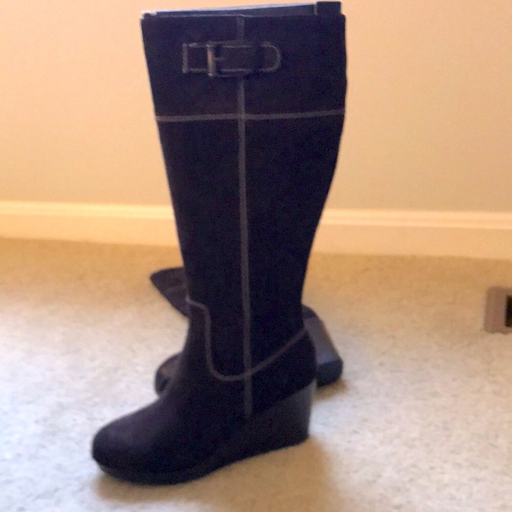 New, never worn. Waterproof, suede, tall boots.